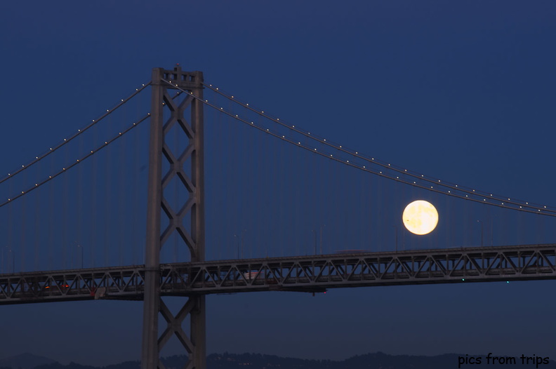 Bay Bridge _amp_ full moon2010d16c096.jpg